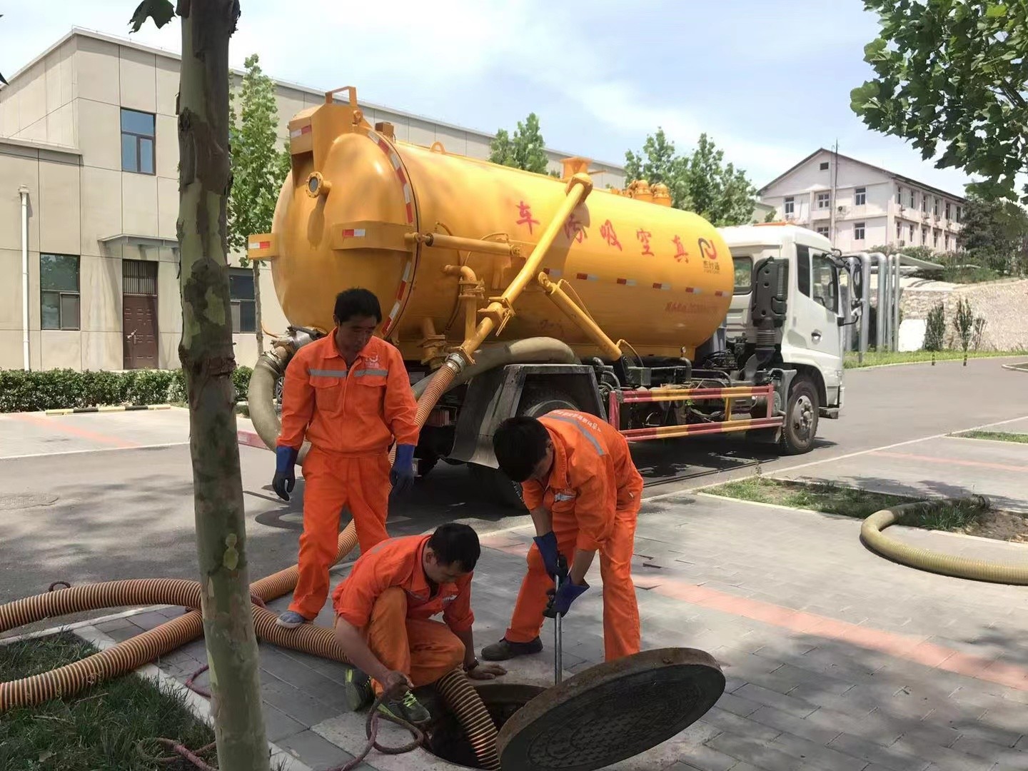 胡市镇管道疏通车停在窨井附近