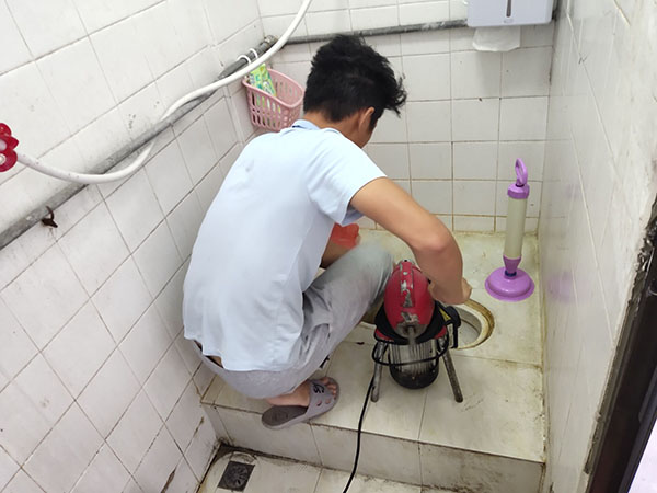 胡市镇管道堵塞冒臭气 专业师傅现场解决问题