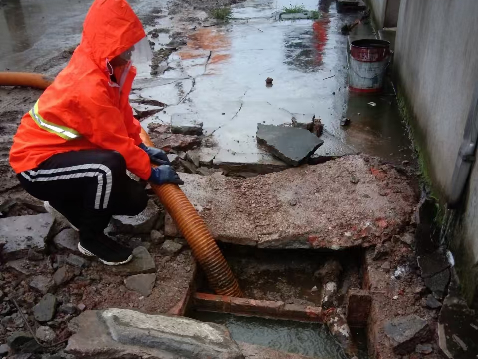 胡市镇专业清理污水池 炜誉市政以规范流程守护城市 “肠道”