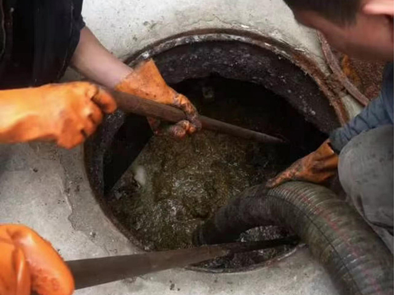 胡市镇清理化粪池时如何避免沼气的危害?